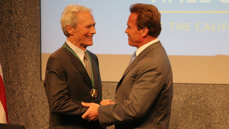 Clint Eastwood (l.) und Arnold Schwarzenegger im Jahr 2006 in Sacramento. (wue/spot)