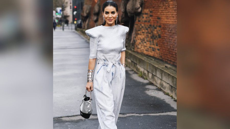 Mit dem richtigen Styling sind Paperbag-Jeans auch ideal fürs Büro. (eee/spot)