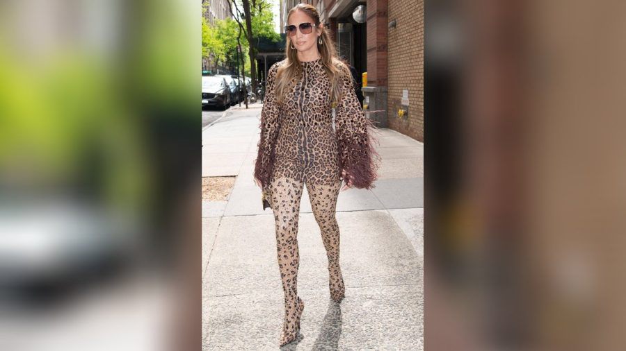 In einem Leoparden-Look von Valentino Couture zeigte sich Jennifer Lopez in New York. (ae/spot)