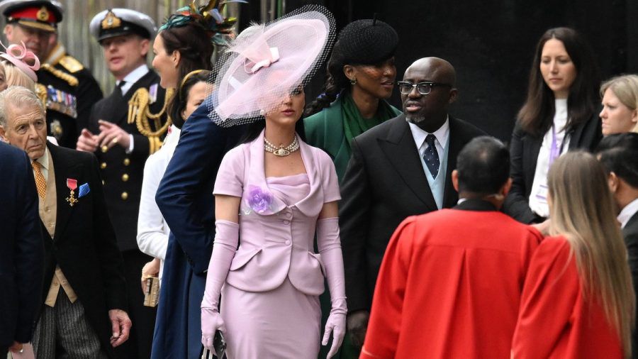 US-Sängerin Katy Perry beim Betreten der Westminster Abbey in London. (ili/spot)