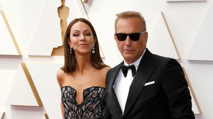 Kevin Costner und Christine Baumgartner im vergangenen Jahr in Los Angeles. (wue/spot)