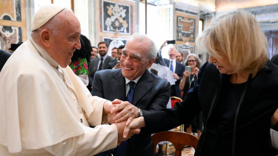 Martin Scorsese (Mitte) mit seiner Ehefrau bei der Begegnung mit dem Papst. (jom/spot)