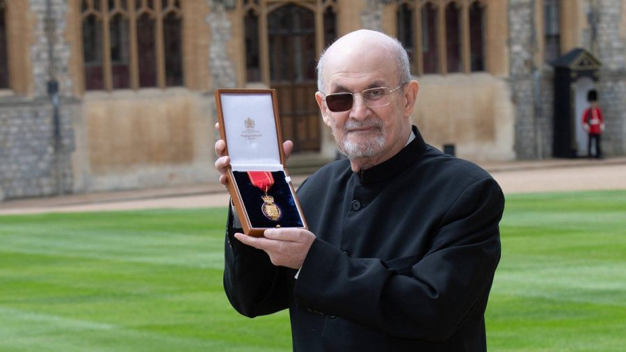 Salman Rushdie ist seit der Messerattacke auf einem Auge blind. (eee/spot)