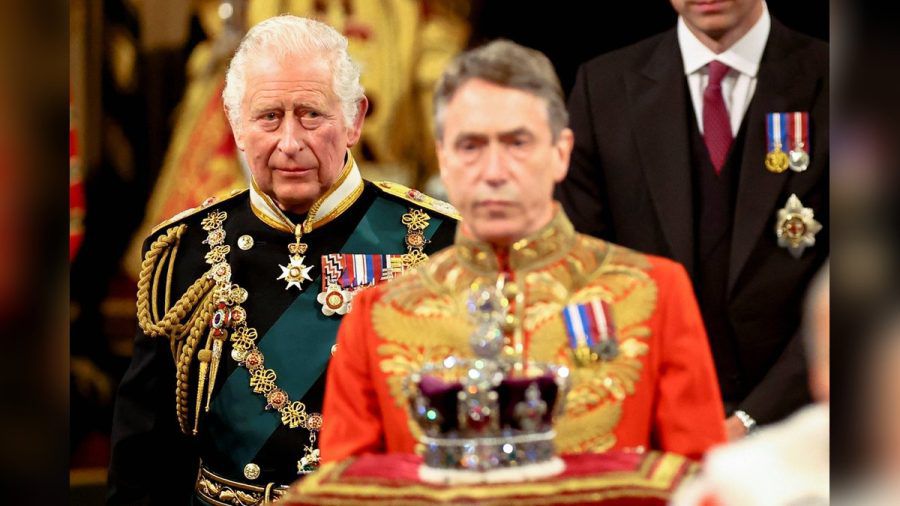 König Charles - damals noch Prince of Wales - schritt im Mai 2022 hinter der Imperial State Crown als Vertreter der Queen zur Parlamentseröffnung. (ili/spot)