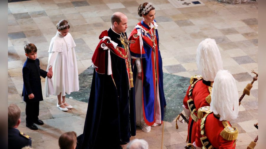 Prunkvoller Auftritt in der Londoner Westminster Abbey: Zum Krönungsgottesdienst kamen Prinz William und seine Frau Kate in großer Robe. Hinter ihnen ihre Kinder Louis und Charlotte. (ae/spot)