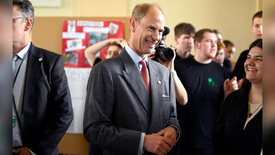 Ein gut gelaunter Prinz Edward beim Besuch der Schule am Schillerpark. (eee/spot)