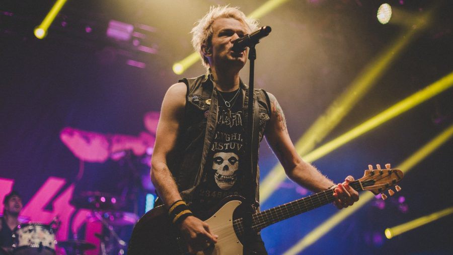 Deryck Whibley von Sum 41 bei einem Auftritt in Manchester. (wue/spot)