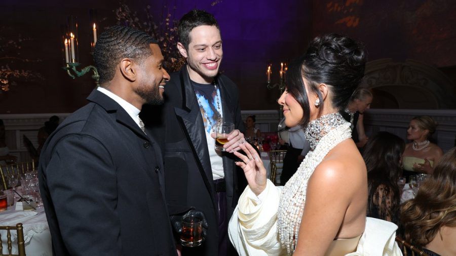 Usher (l.), Pete Davidson und Kim Kardashian im Gespräch auf der Met Gala 2023. (the/spot)