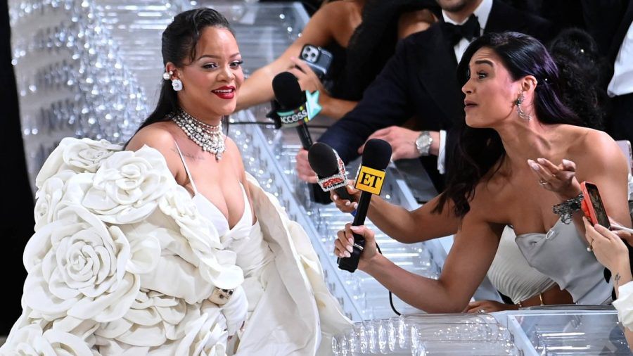Rihanna (l.) plaudert auf der Met Gala aus dem Nähkästchen. (the/spot)