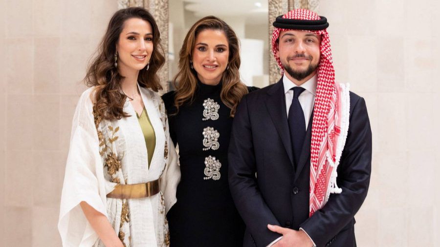 Königin Rania (Mitte) mit ihrem ältesten Sohn Hussein und dessen künftiger Ehefrau Rajwa am Tag der Verlobung. Das Paar heiratet am 1. Juni. (ln/spot)