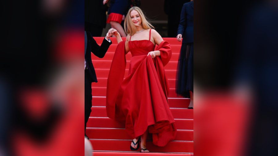Jennifer Lawrence mit Abendkleid und Flip-Flops auf dem roten Teppich in Cannes. (ili/spot)