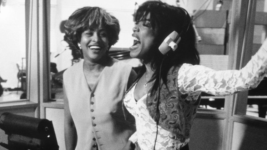 Tina Turner und Angela Bassett im Studio. (mia/spot)