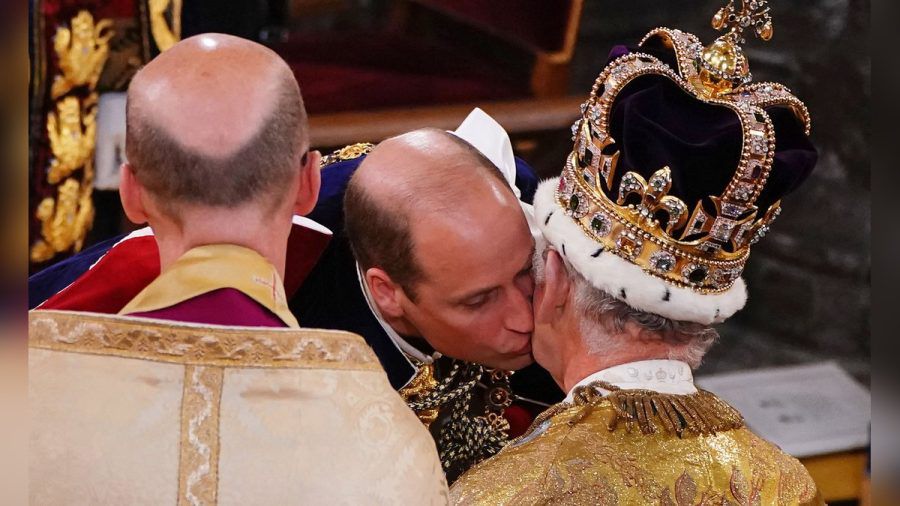 Prinz William gibt seinem Vater, König Charles III., einen Kuss auf die Wange. (ae/spot)