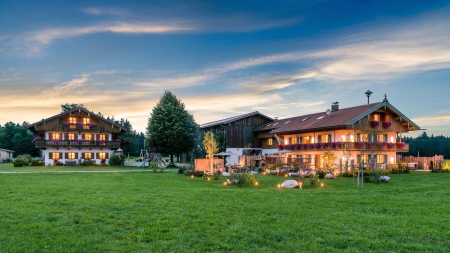 Abendstimmung nahe dem Tegernsee: Der Hussnhof lockt mit Luxus und Alpakas. (tl/spot)