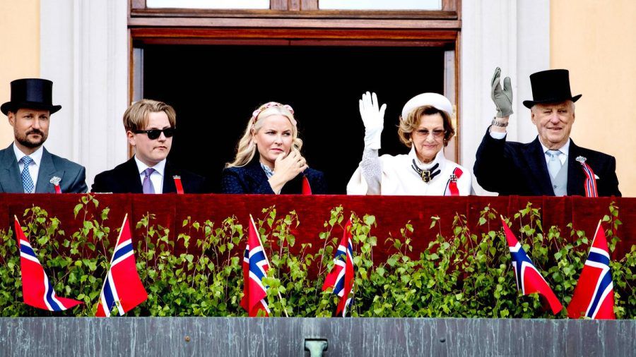 Norwegens König Harald (re.) winkte vom Palastbalkon. (jom/spot)