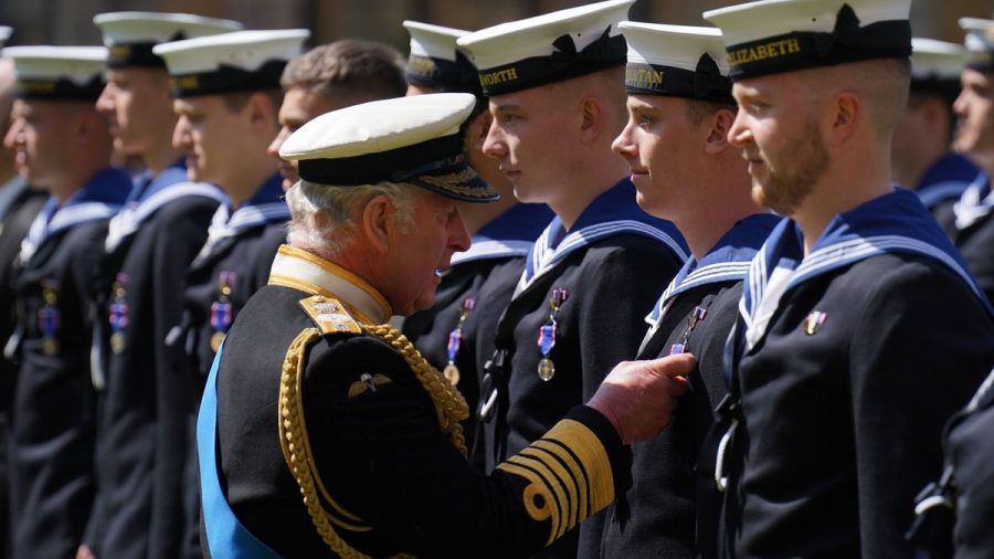 König Charles III. ehrt Matrosen der Royal Navy für ihren Einsatz. (smi/spot)