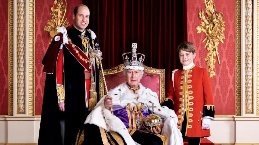 König Charles III (M.) umrahmt von seinen natürlichen Thronfolgern Prinz William (l.) und Prinz George. (dr/spot)