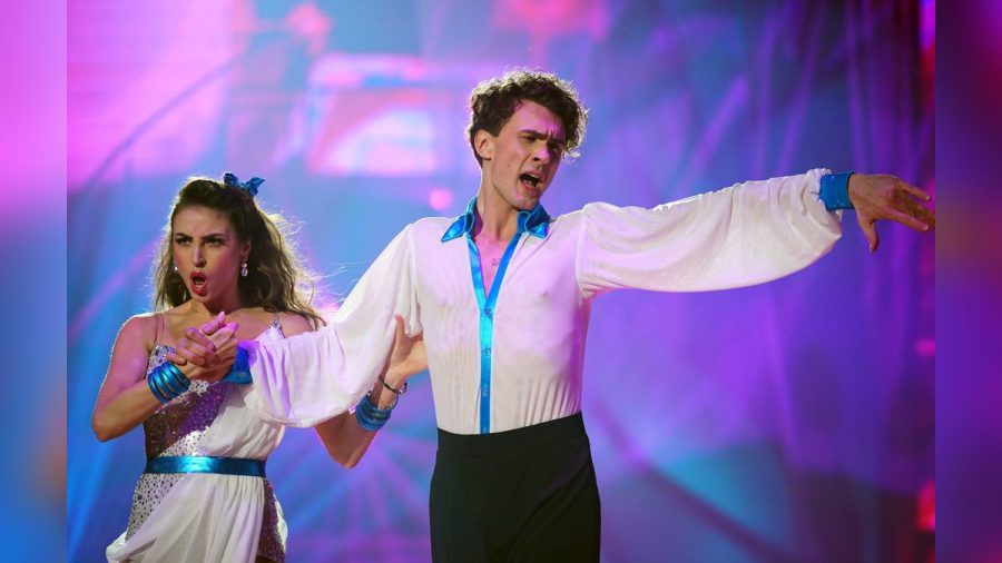 Obwohl sich Timon Krause und Ekaterina Leonova als eingespieltes Duo zeigten, reichten die Punkte nicht aus und der Mentalist musste die Tanz-Show verlassen. (as/spot)
