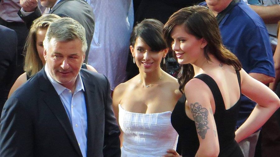 Alec Baldwin mit seiner Ehefrau Hilaria und Tochter Ireland (v.l.) in New York. (wue/spot)