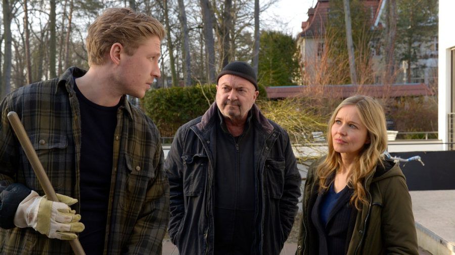 "Ein starkes Team: Kurierfahrt in den Tod": Otto (Florian Martens, m.) und Linett (Stefanie Stappenbeck) befragen Mark Reddemann (Arnfried Lerche). (cg/spot)