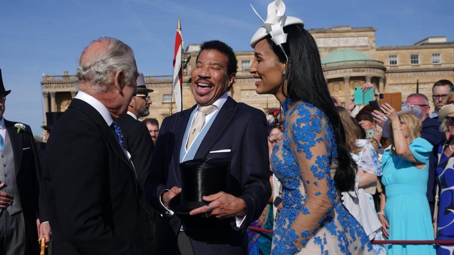 König Charles III., Lionel Richie und Lisa Parigi auf der Gartenparty. (jom/spot)