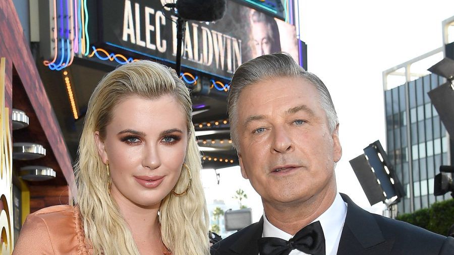 Ireland Baldwin an der Seite ihres Vaters Alec Baldwin. (stk/spot)