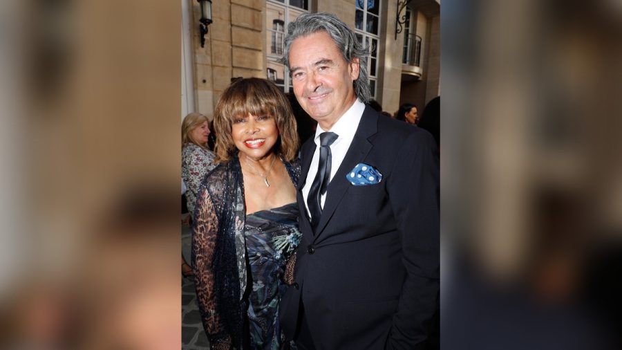 Tina Turner und ihr Mann Erwin Bach lernten sich 1985 kennen und heirateten 2013. Das Bild entstand am 3. Juli 2018 auf der Pariser Fashion Week. Danach erhielten sie die traurige Nachricht, dass Turners Sohn Craig gestorben ist. (ae/spot)