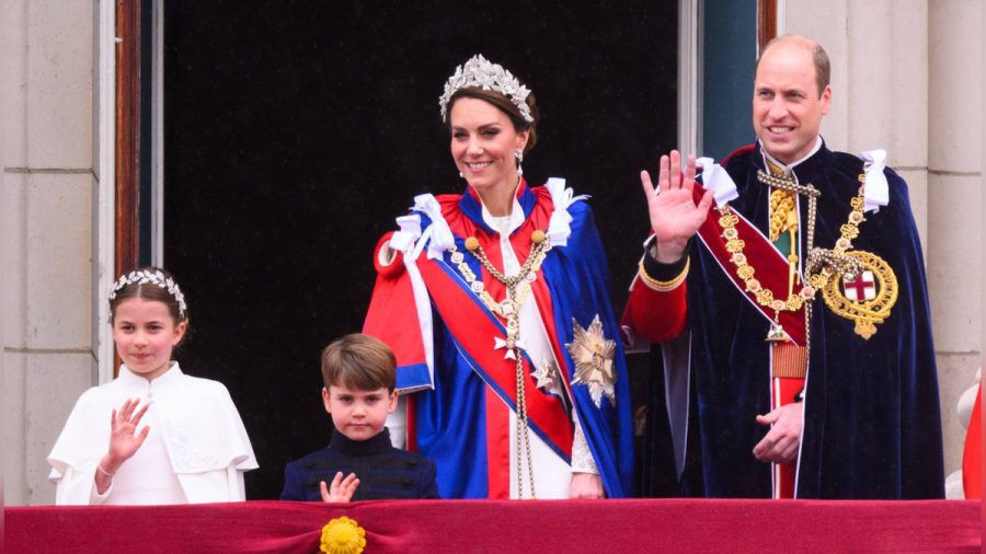 Prinzessin Charlotte, Prinz Louis, Prinzessin Kate und Prinz William (v.l.) auf dem Balkon des Buckingham-Palastes. (wue/spot)