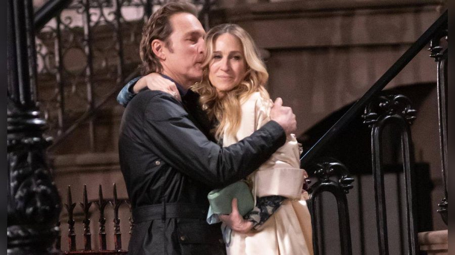 Dreharbeiten für "And Just Like That...": Carrie (Sarah Jessica Parker) und Aidan (John Corbett) wurden bereits eng umschlungen abgelichtet. (hub/spot)