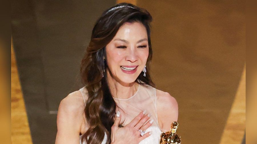 Michelle Yeoh mit ihrem Oscar für "Everything Everywhere All At Once". (smi/spot)