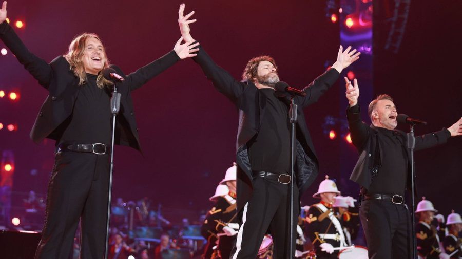 Mark Owen, Howard Donald und Gary Barlow (v.l.) beim Krönungskonzert. (wue/spot)