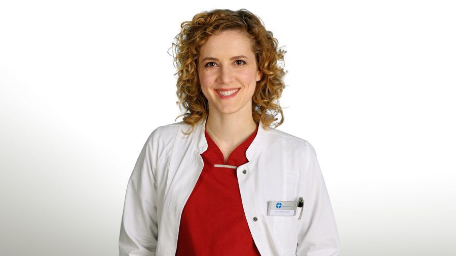 Juliane Fisch feiert ihr Comeback als Dr. Elly Winter. (ntr/spot)