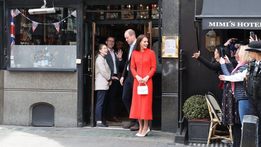 Prinz William und Prinzessin Kate vor dem "Dog and Duck"-Pub. (wue/spot)