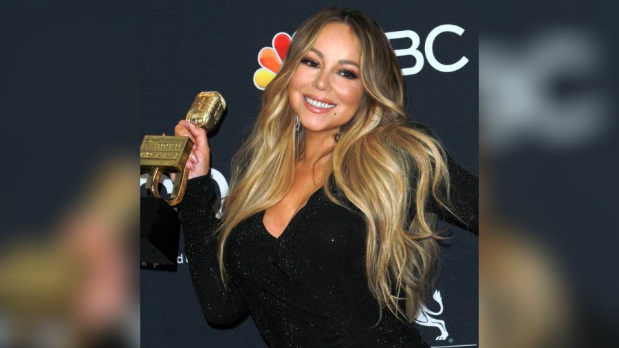 Mariah Carey mit ihrer Auszeichnung bei den Billboard Music Awards im Jahr 2019. (the/spot)