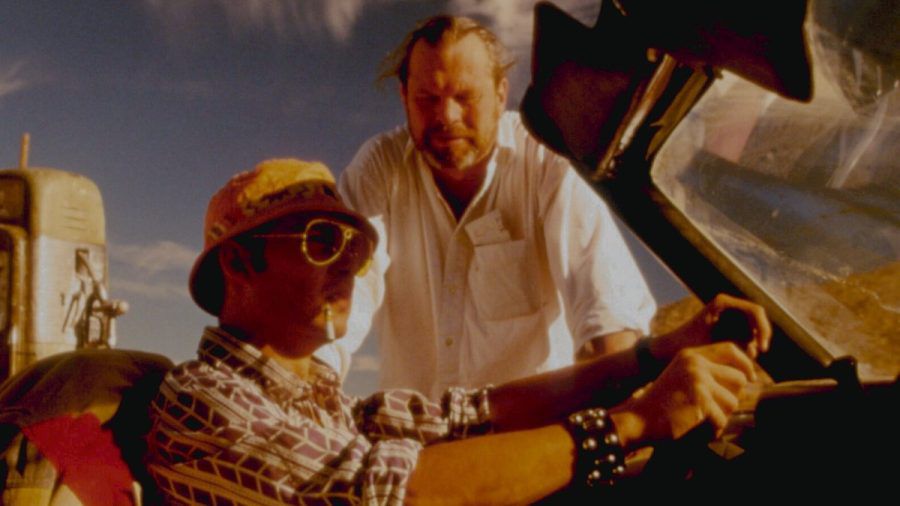 Johnny Depp (l.) mit Regisseur Terry Gilliam hinter den Kulissen von "Fear and Loathing in Las Vegas". (wue/spot)