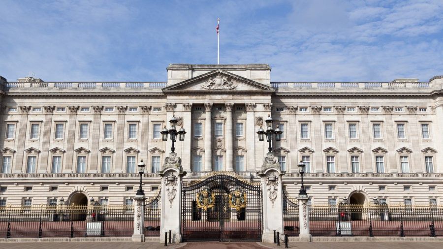 Am Buckingham-Palast in London ist es kurz vor der Krönung zu einem Zwischenfall gekommen. (wue/spot)