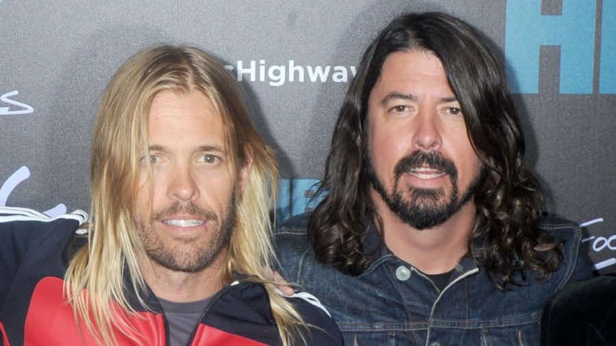 Foo Fighters-Chef Dave Grohl (r.) holte Taylor Hawkins' (l.) Sohn Shane (nicht abgebildet) für einen Song auf die Bühne. (lau/spot)