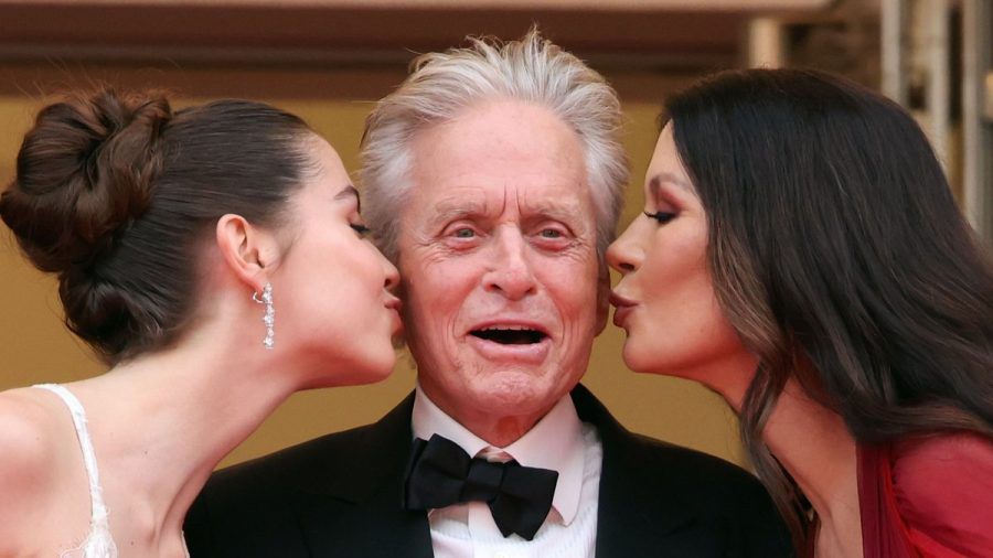 Michael Douglas mit seiner Tochter Carys (l.) und Ehefrau Catherine Zeta-Jones in Cannes. (wue/spot)