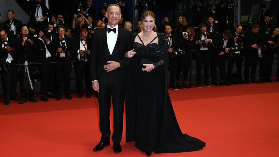 Tom Hanks und seine Ehefrau Rita Wilson wenige Momente nach dem Streit auf dem roten Teppich. (dr/spot)
