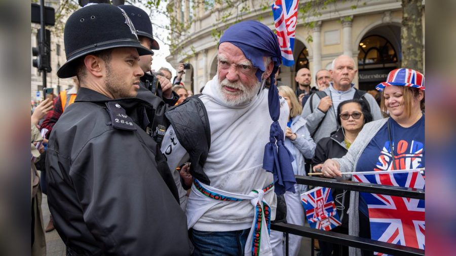 Am Krönungstag griff die Polizei in London hart durch. Unter anderem wurden Klimademonstranten abgeführt. (ae/spot)