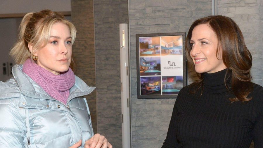 "GZSZ": Jessica (l.) ist ernüchtert, als Katrin ihr einen miesen Job anbietet. (cg/spot)