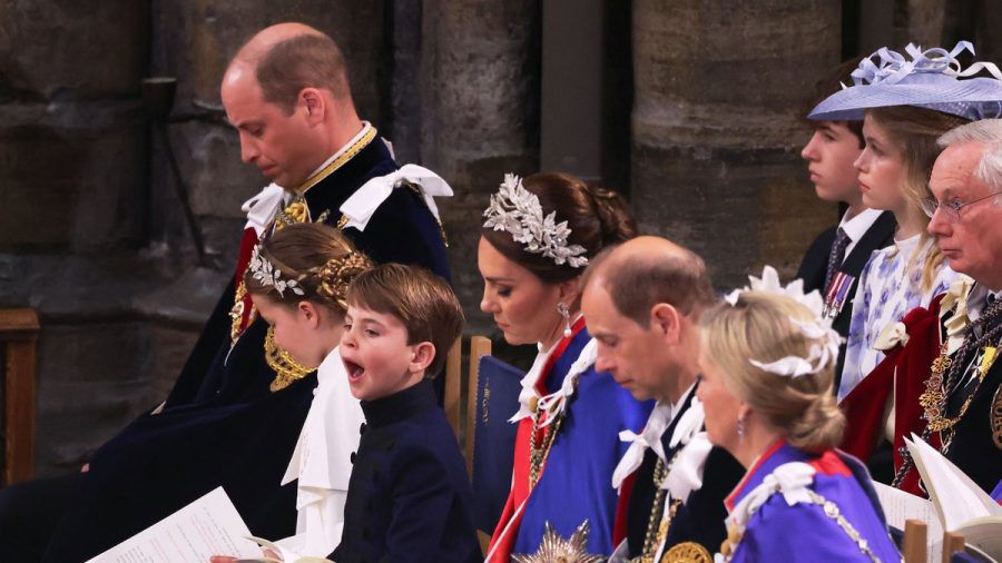 Der fünfjährige Prinz Louis gähnte herzhaft während des Gottesdiensts. Da die Zeremonie zwei Stunden dauerte, durfte er die Kirche zwischendurch verlassen. (ae/spot)