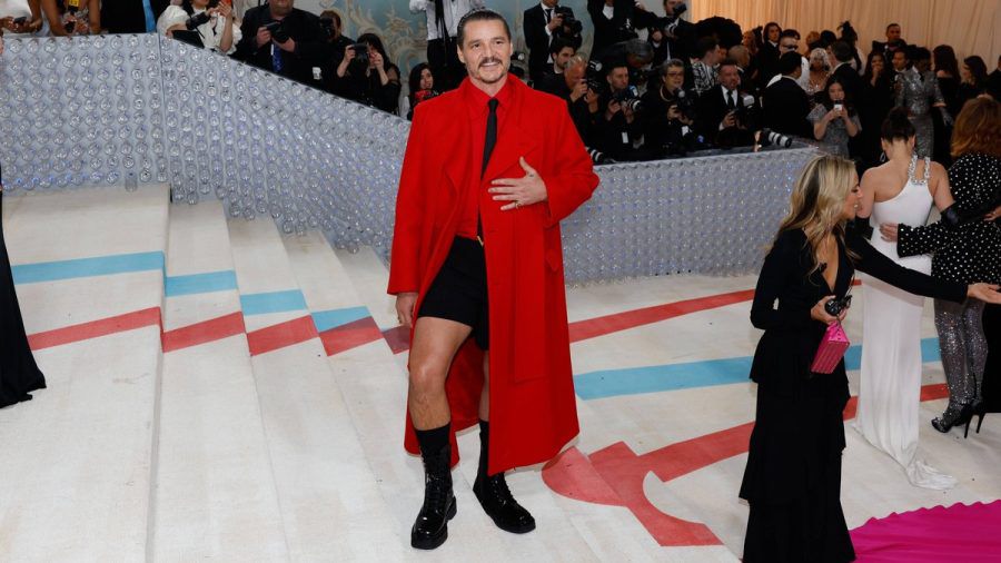 Serien-Star Pedro Pascal zeigt mit seinem Outfit von Valentino auf der Met Gala 2023 Bein. (the/spot)