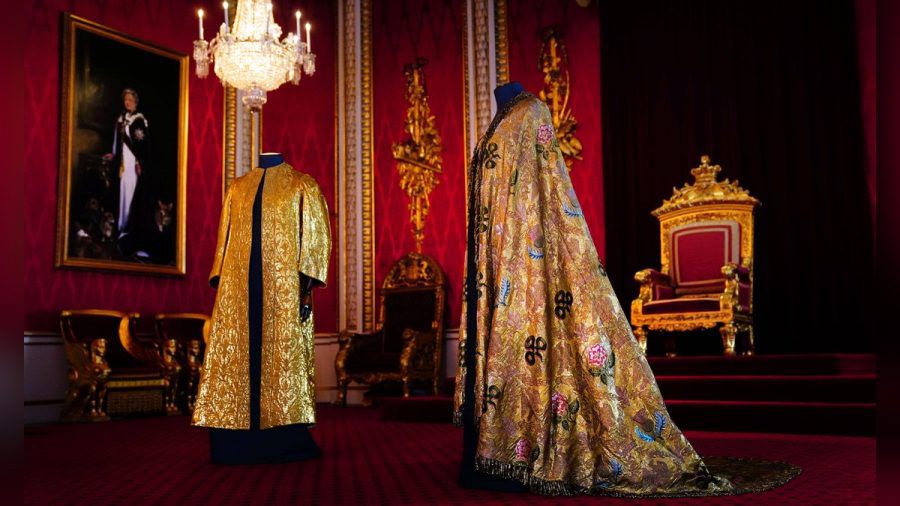 Historische Krönungsgewänder wurden in London enthüllt: "Supertunica" und "Imperial Mantle" (r.). (ili/spot)