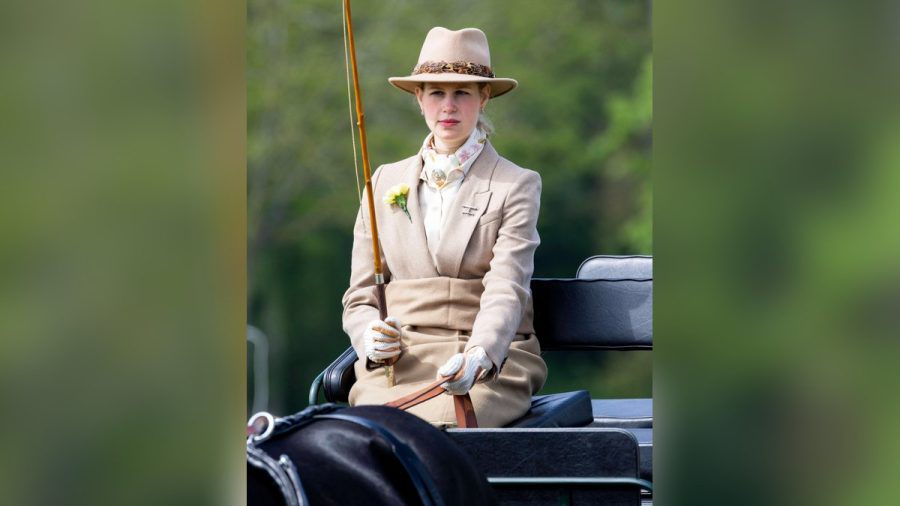 Lady Louise durfte bei der Royal Windsor Horse Show eine Kutsche mit zwei schwarzen Pferden lenken. (ae/spot)