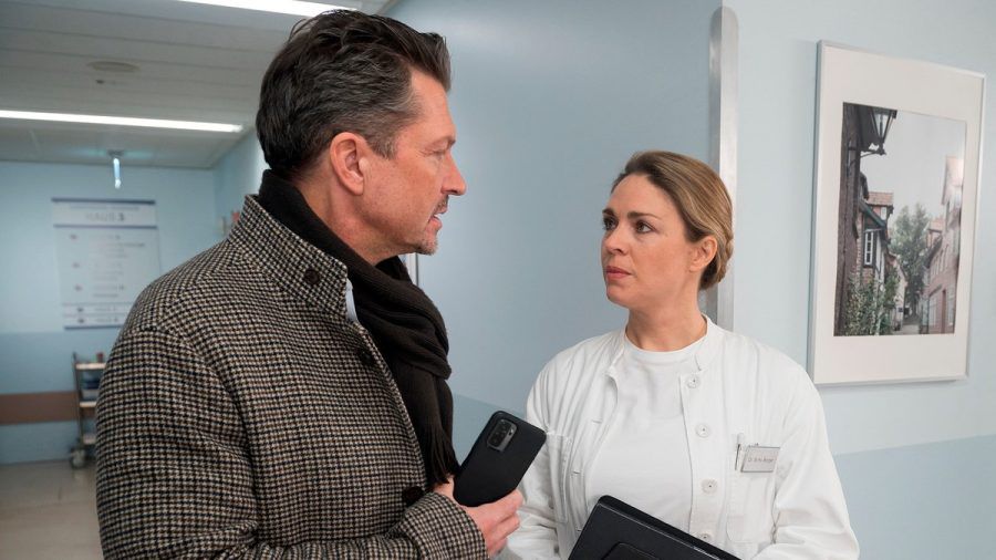"Rote Rosen": Britta bremst Ralf angespannt ein, um ihre Patienten zu schützen. (cg/spot)