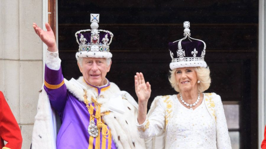 König Charles III. mit seiner Frau Camilla nach der Krönung am 6. Mai. (amw/spot)