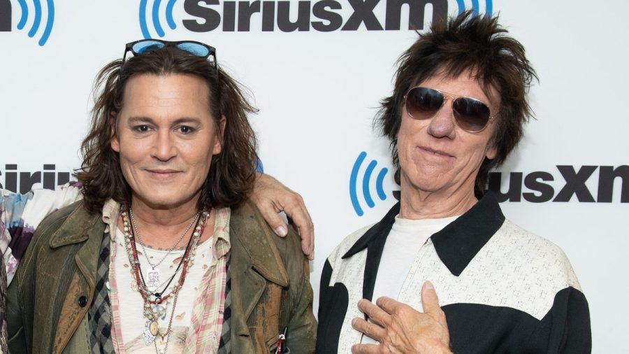 Johnny Depp (l.) mit seinem Freund und Musikerkollegen Jeff Beck. (smi/spot)