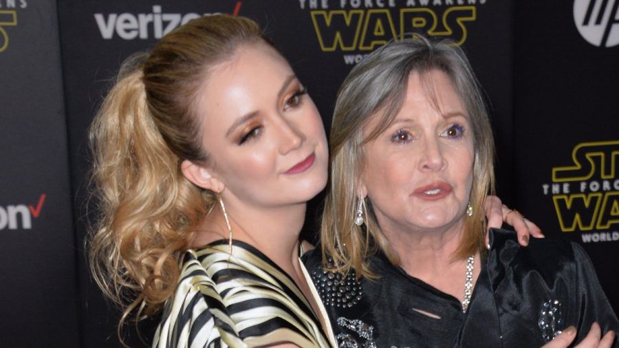 Carrie Fisher (re.) und Tochter Billie Lourd bei einer "Star Wars"-Premiere im Jahr 2015. (jom/spot)