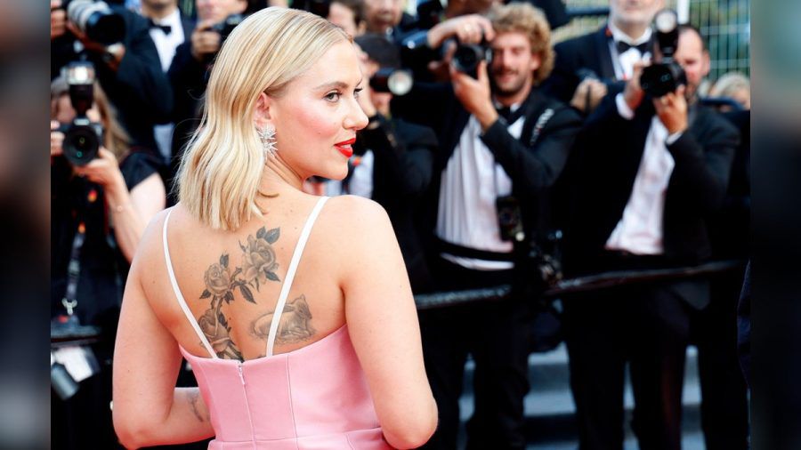 Schauspielerin Scarlett Johansson präsentierte den Fotografen auf dem roten Teppich in Cannes ihr großes Rücken-Tattoo. (ae/spot)
